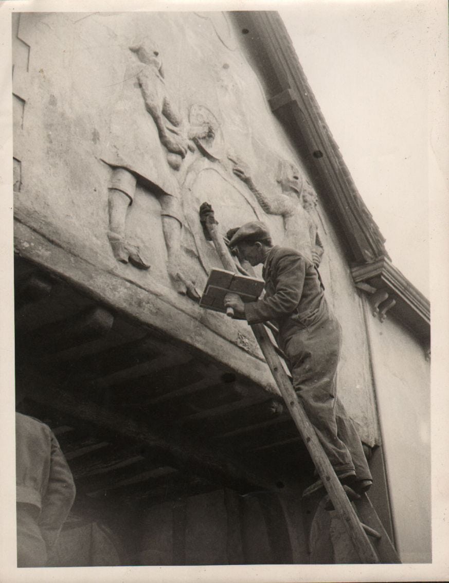 Figure 8 Repairing the Old Sun Inn SAFWM C547 1964